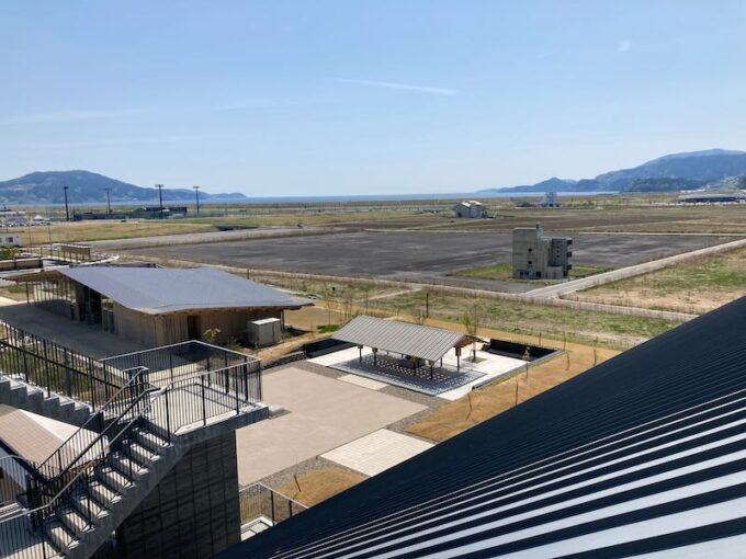 陸前高田市立博物館の屋上から海を望む