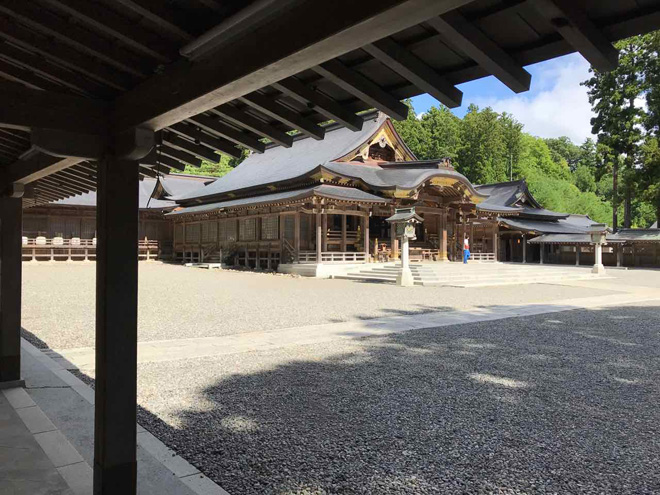 彌彦神社境内